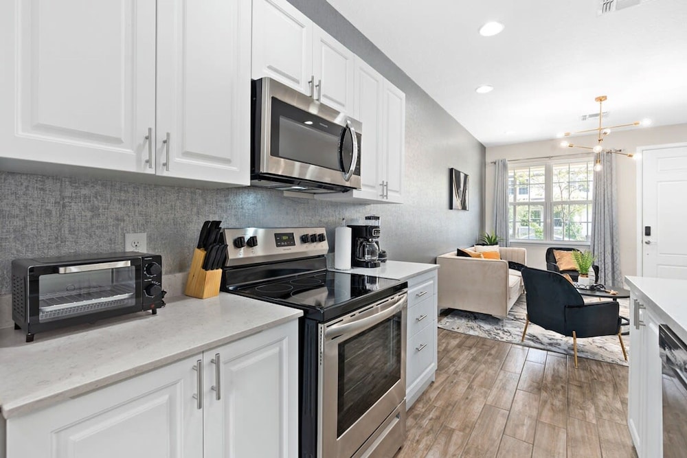 Super Cool- Sleeps 17 Newly Built Near Parks