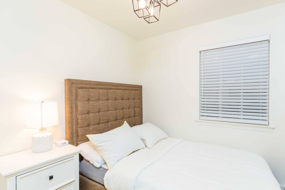 Not Affected by the Fire/elegant Pasadena Retreat Prime Comfort Awaits