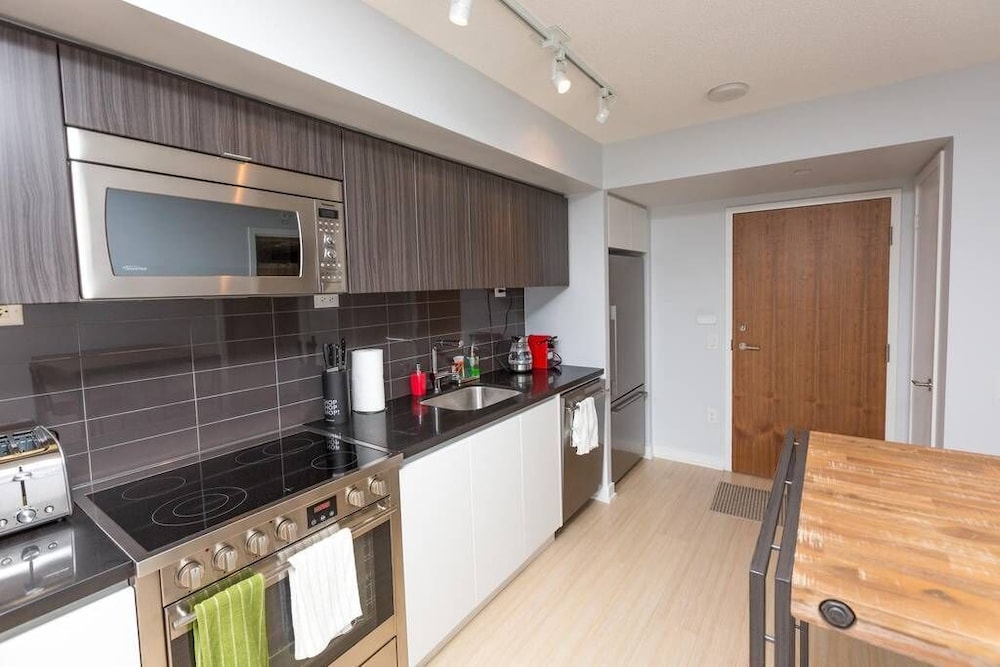 DT City 1 BR by Jays, MTCC, CN Tower - Image 5