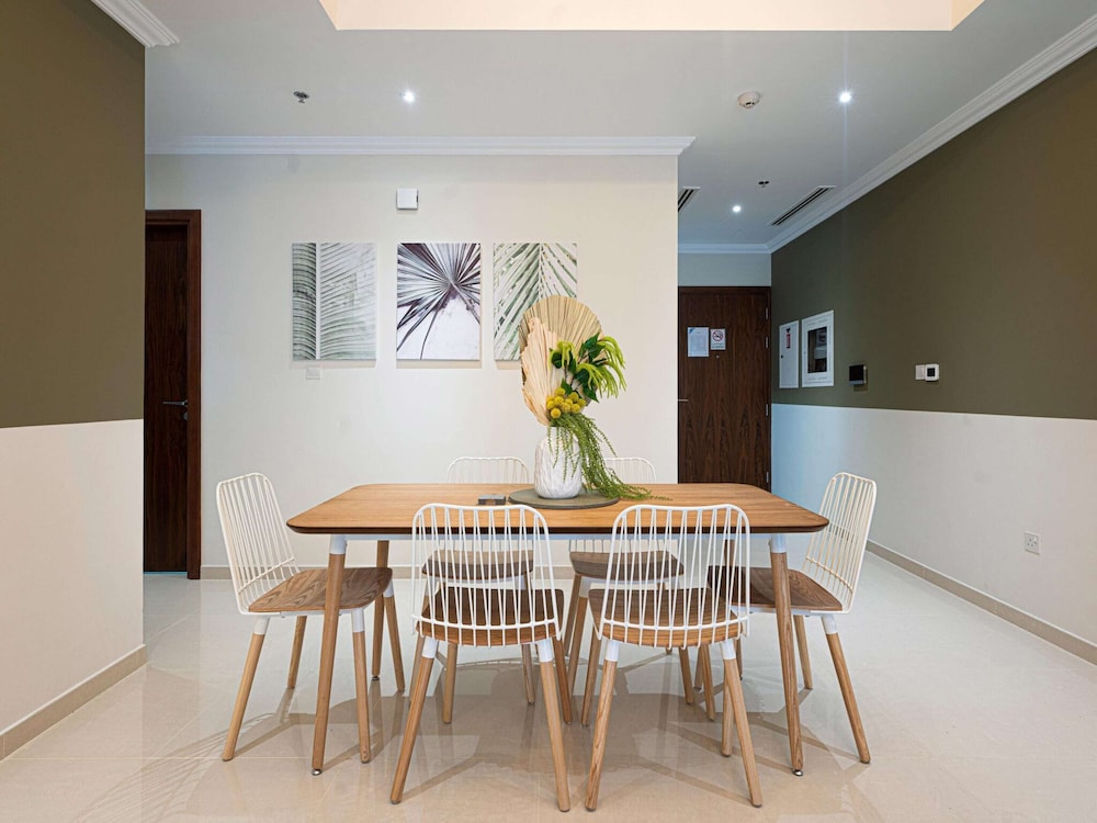 Luxe Apartments Near Dubai Mall, Burj Khalifa - Pool, Gym, & Parking
