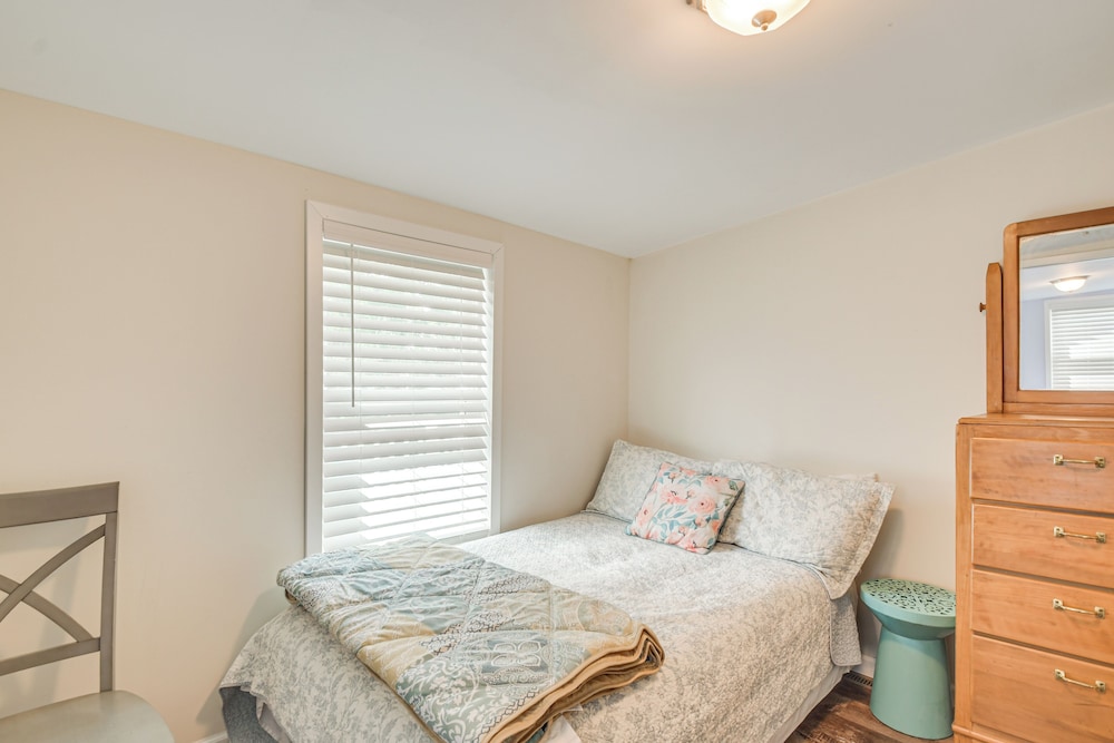 Mississippi River Retreat w/ Views: Walk to Water