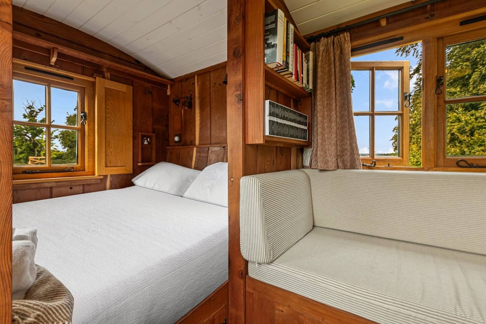 Drovers Hill at Stonor - Redwood - Shepherds hut