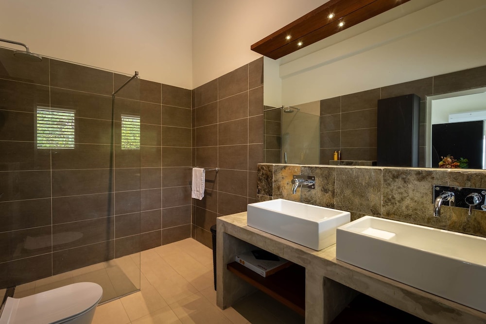 Villa Azure Vista 6BR Luxury Stay w 2 Pools