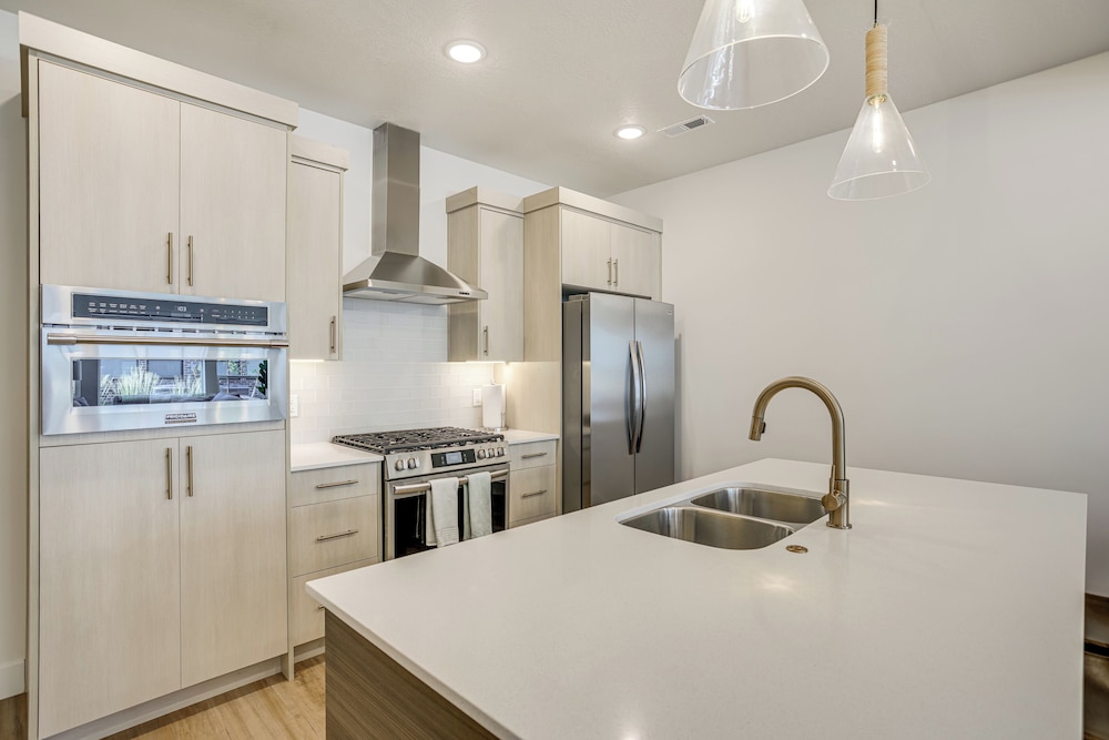 Hike & Ski: Townhome 8 Mi to Dtwn Ogden!