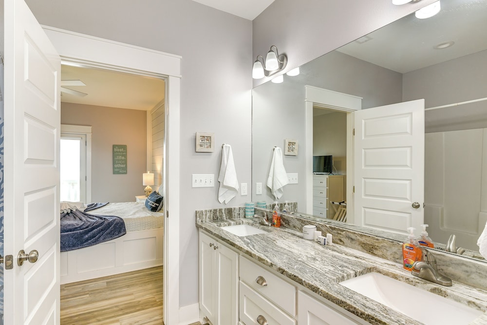 Walk to Coast: Crystal Beach Gem w/ Deck & Views