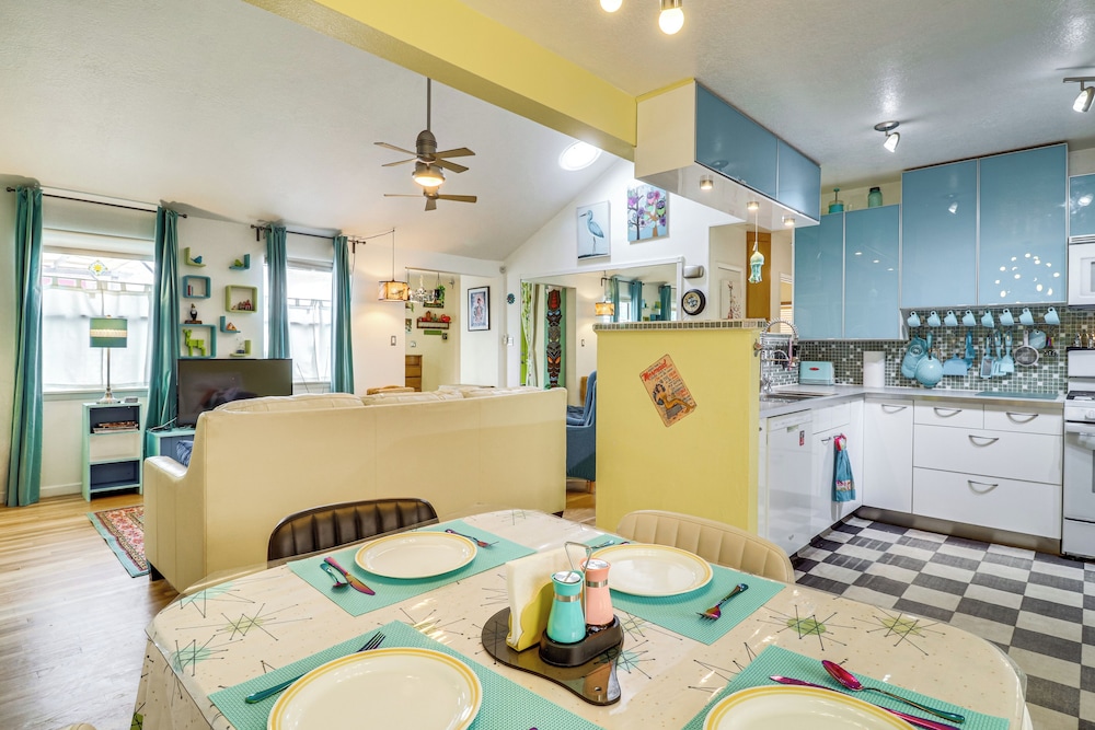 Outdoor Bar & Large Pool: Retro ABQ Retreat!