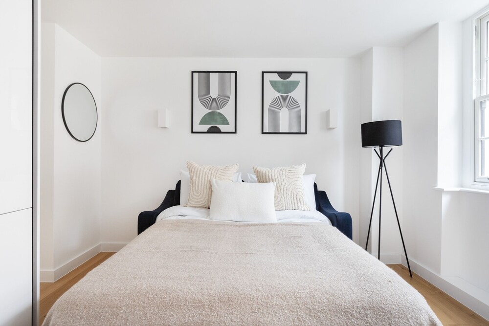 Modern 1BR with Balcony by Soho