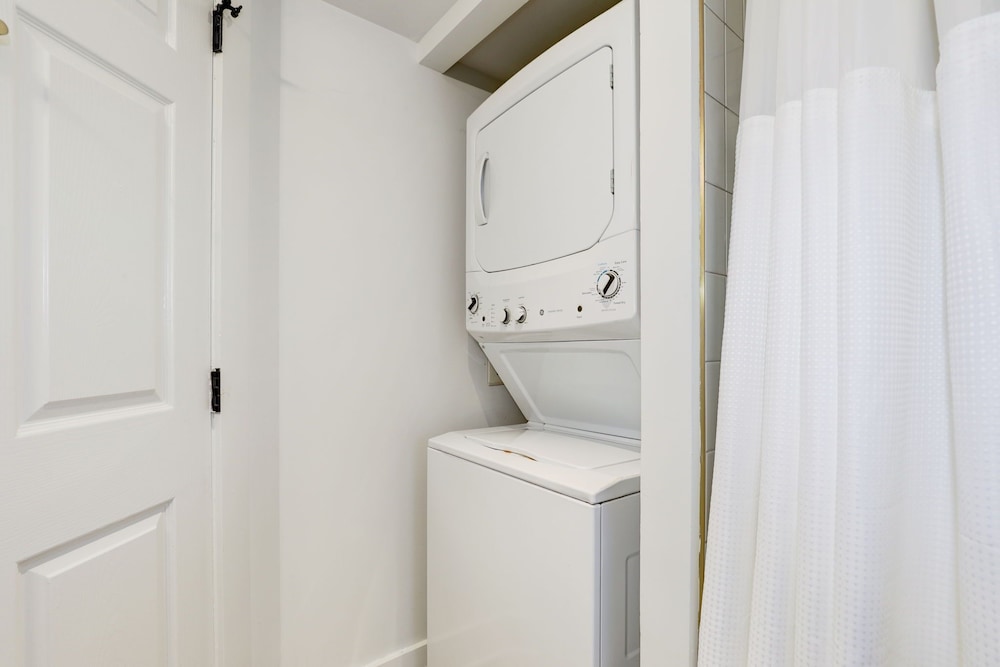Elegant 2BR Apartment Minutes From DC