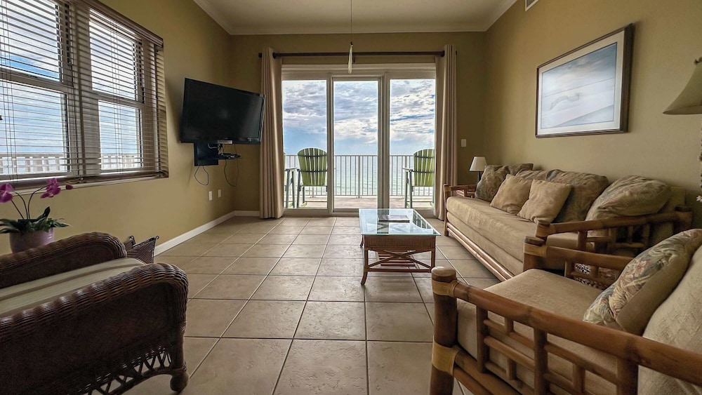 Spacious 3-bedroom Beachfront Condo Pool, Large Balcony