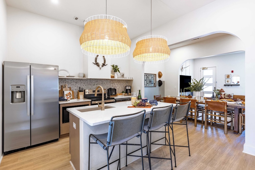 Outrider Buyout- 3 Units by Avantstay Sleeps 36