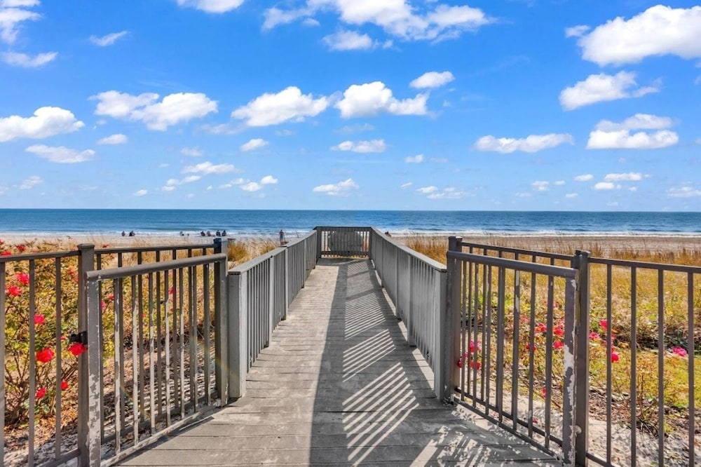 Oceanfront Resort, Great Views, King Bed, 7 Pools!