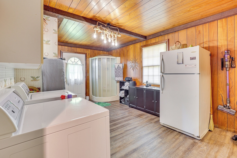 Spacious Dalton Vacation Rental w/ Deck & Yard! view 5