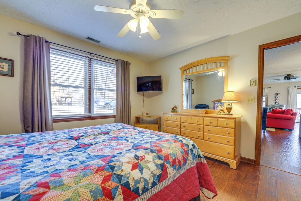 Walk to Golf Course, Mtn-view Maggie Valley Duplex
