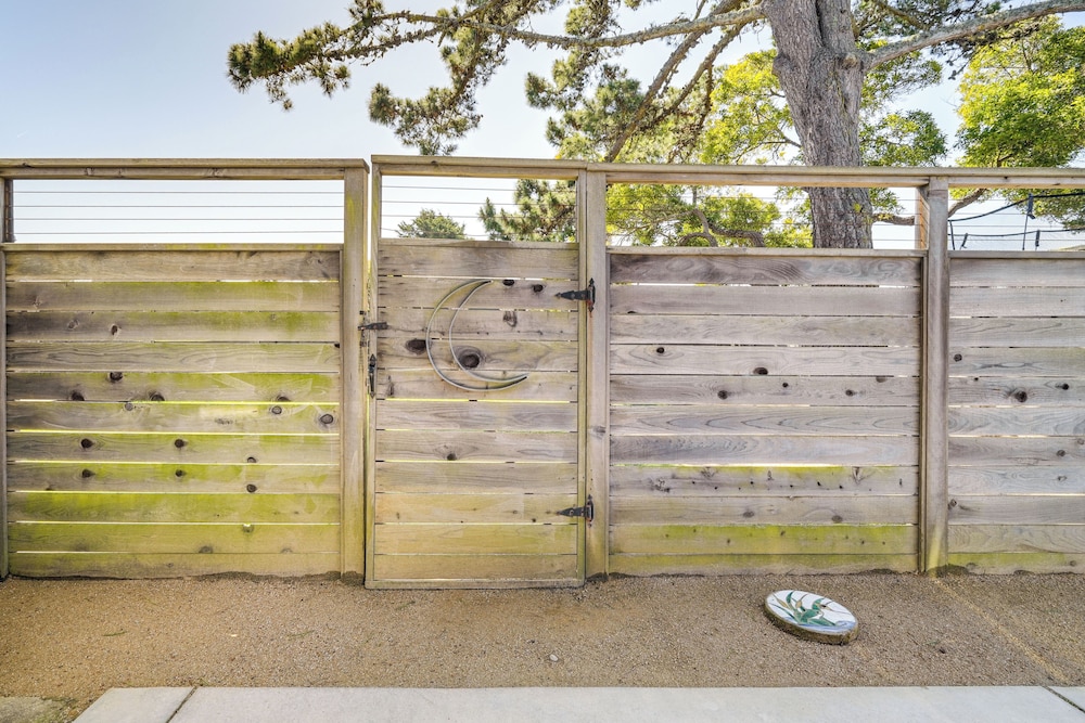 Walk to Poplar Beach: Cozy Coastal Getaway w/ Yard