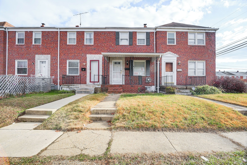11 Mi to Downtown Baltimore: Middle River Townhome, photo 11