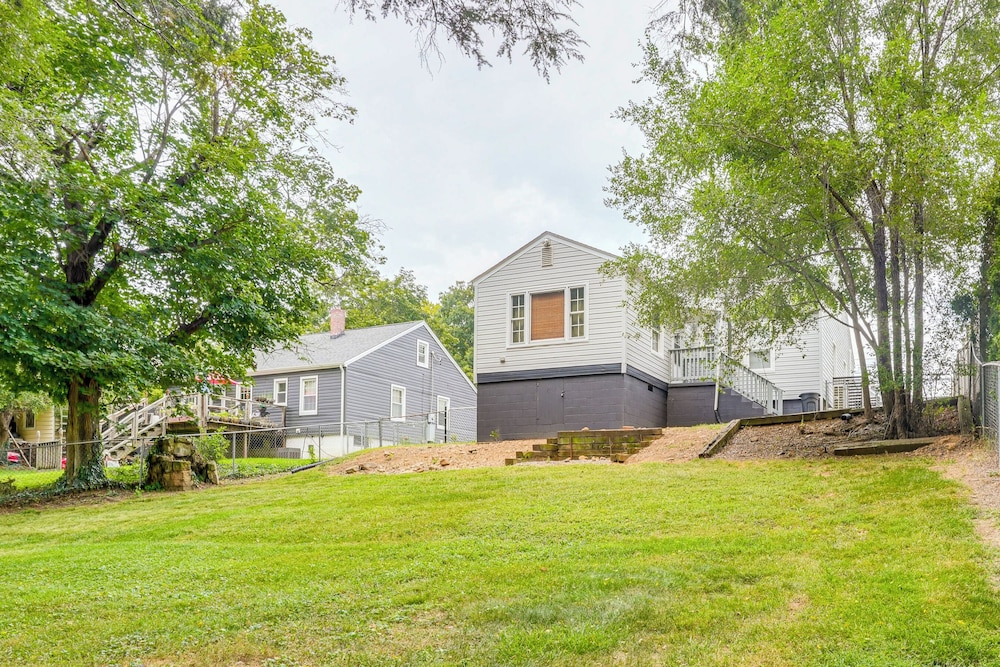 Fenced-in Yard: Home 7 Mi to Shenandoah Nat'l Park