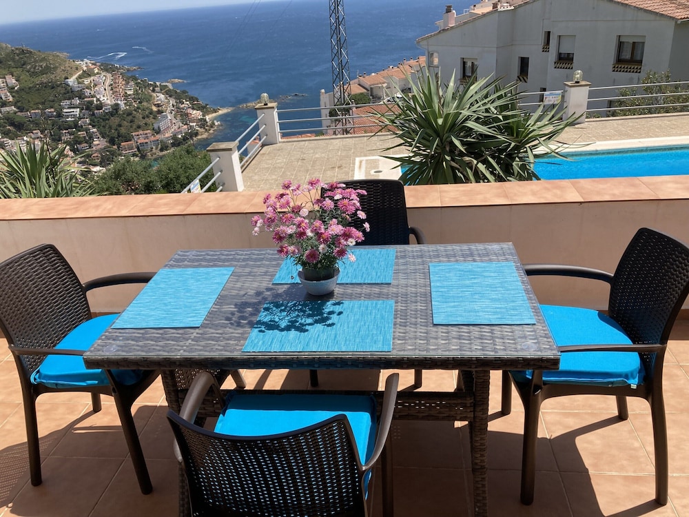 Apartment in Roses Near Waterfront & Mountains