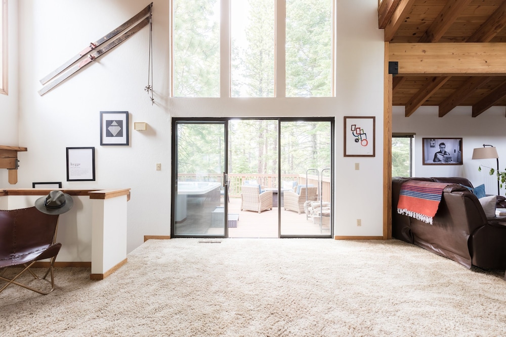 Wolfe by Avantstay 5mins Northstar w Hot Tub Fireplace 2 Private Decks