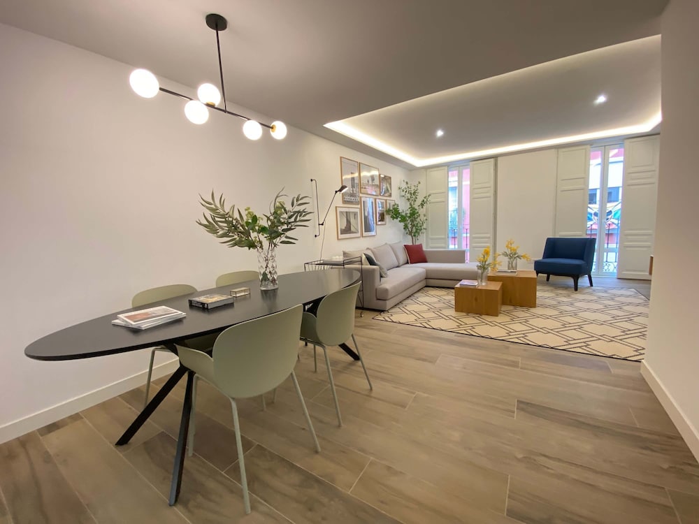 w Bright 2BR w Sunny Terrace in Chueca