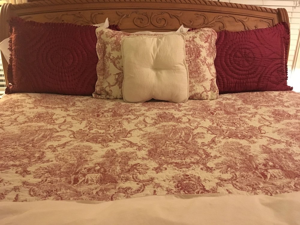 Historic Iron Horse Inn