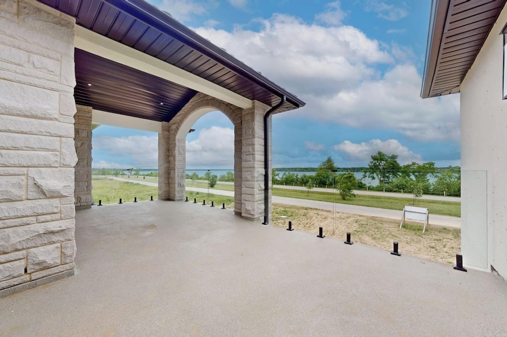 Lucky Mansion Luxury Villa in Fort Erie