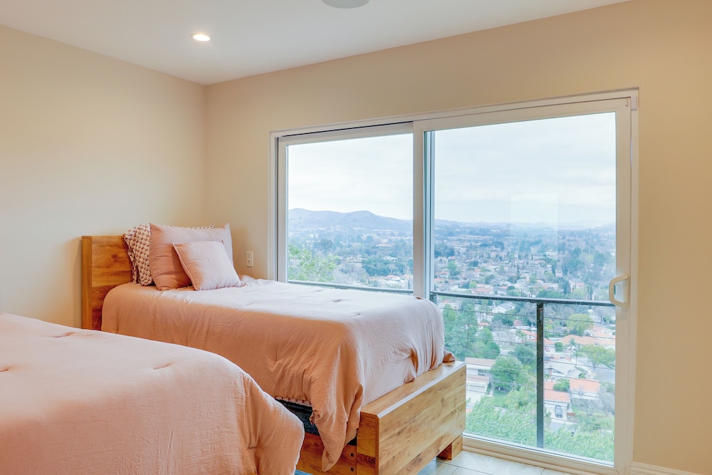2 Mi to Promenade at Westlake: Mtn-view Haven!