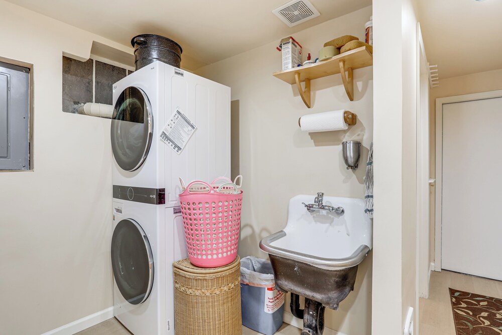 6 Mi to Dtwn Seattle: Walkable Home w/ Hot Tub