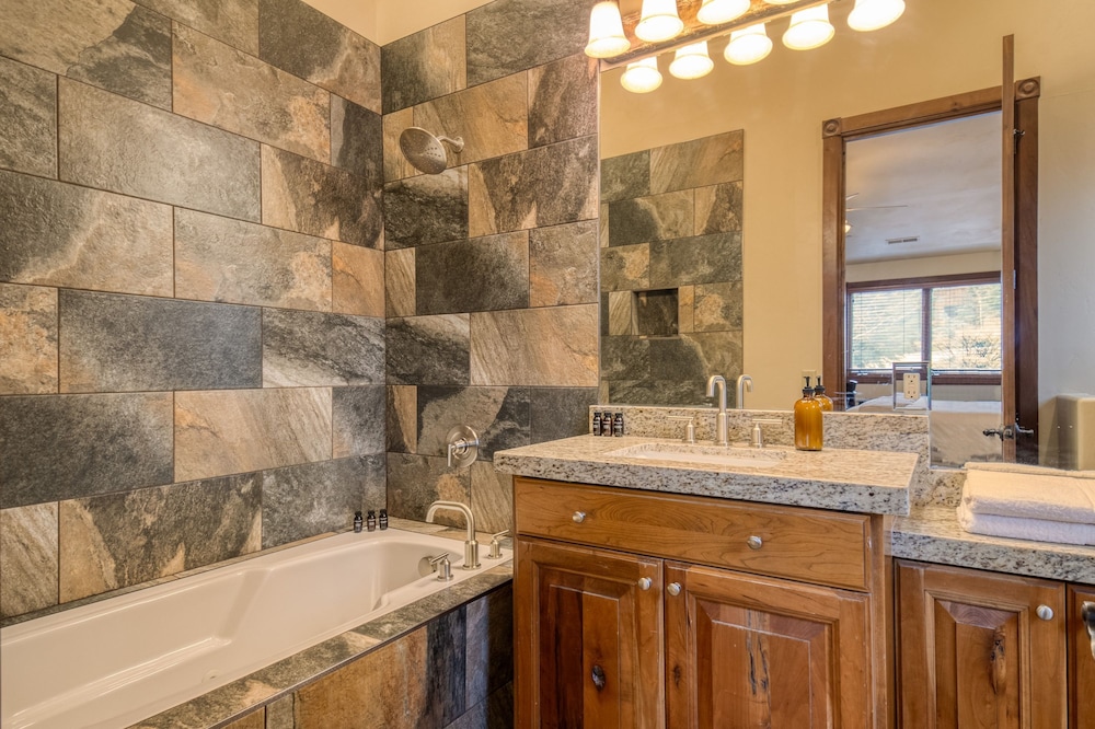 High Meadow by Avantstay Alpine Views w Indoor Pool Hot Tub Open Floor Plan