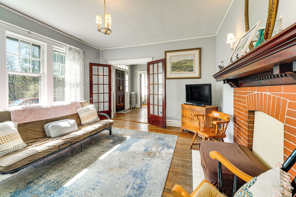 9 Mi to New River Gorge: Spacious Retreat w/ Porch