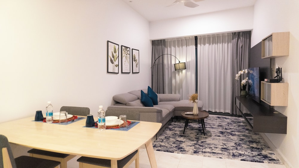 Moonway Luxury Suites At Eaton Residence