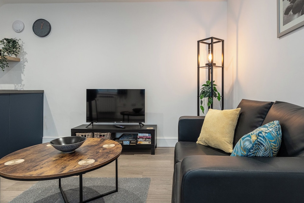 Gorgeous 1 BD in Central Cheltenham
