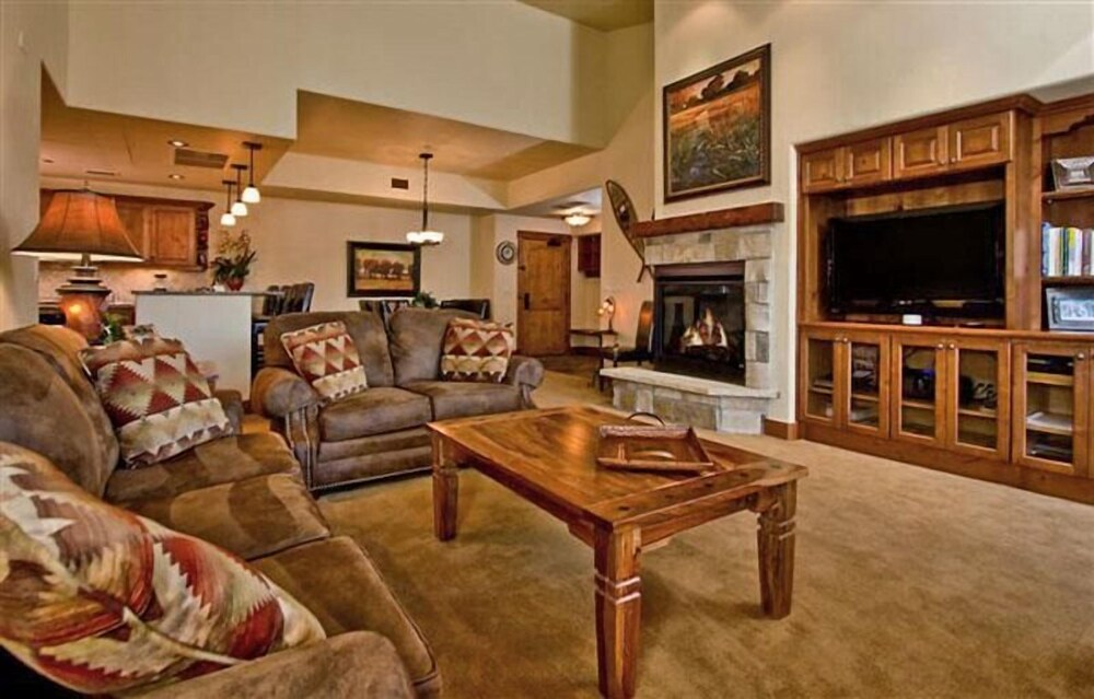 5305 Emerald Lodge, Trappeur's Crossing Apartment 4
