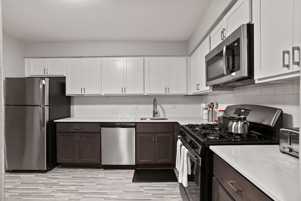 Modern 2BR 2BA Apartment With Pleasant Views