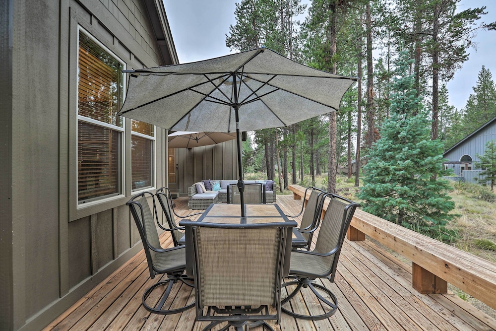 Spacious Sunriver Home w/ Hot Tub & Gas Grill view 3