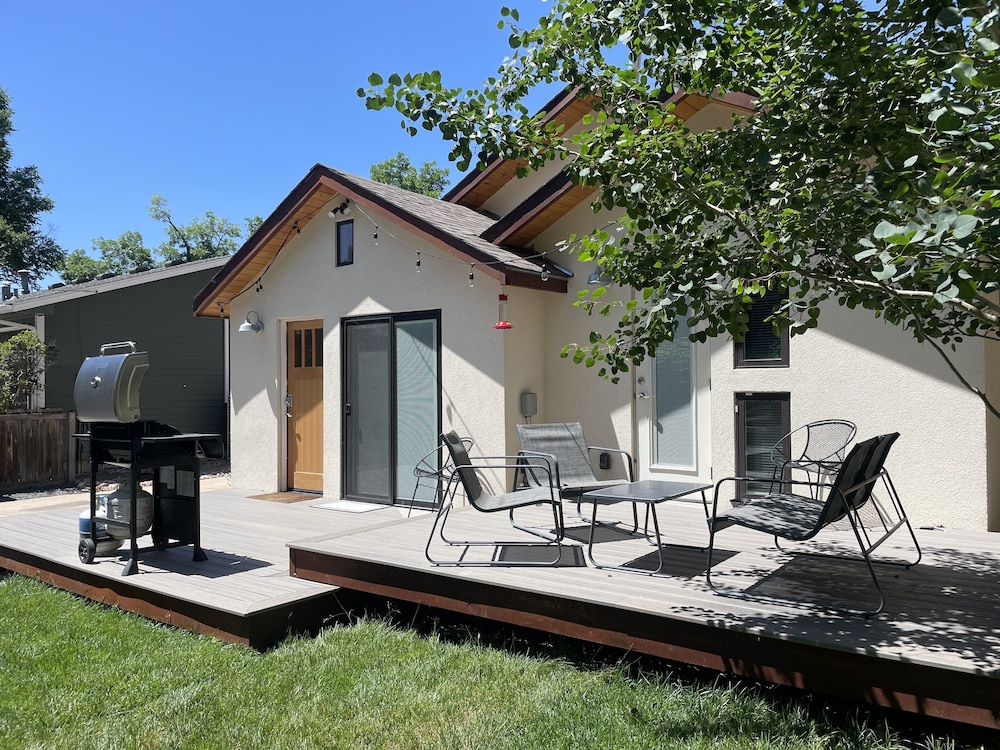 Vibrant Downtown Bungalow – Walk Everywhere! view 5
