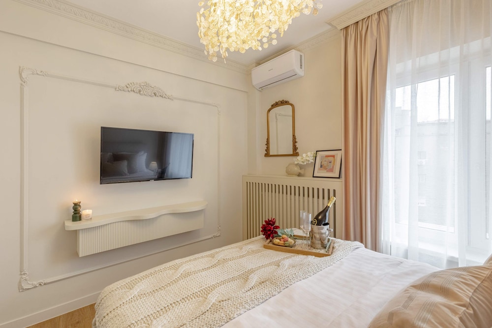 Parisian-Inspired 1BR in the Heart of Bucharest - Balcony, AC & Fully Equipped