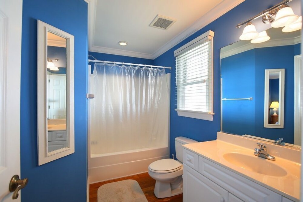 Sweet Dreams Private 4 Bedroom Home by RedAwning