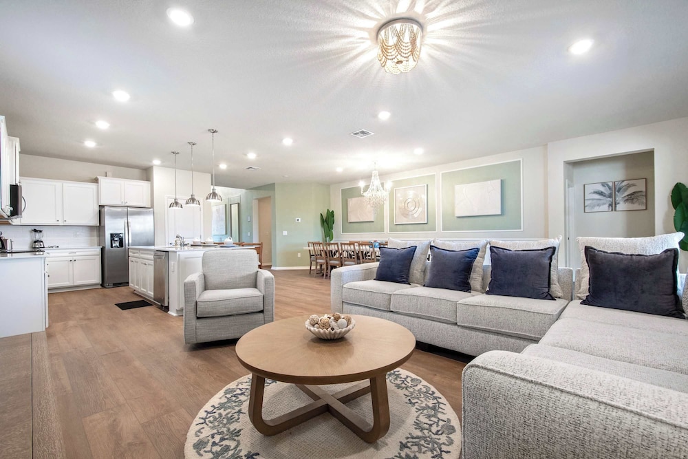 Bright & Spacious 7BR Pool Villa w/ Game Loft New Windsor Cay Resort Near Disney