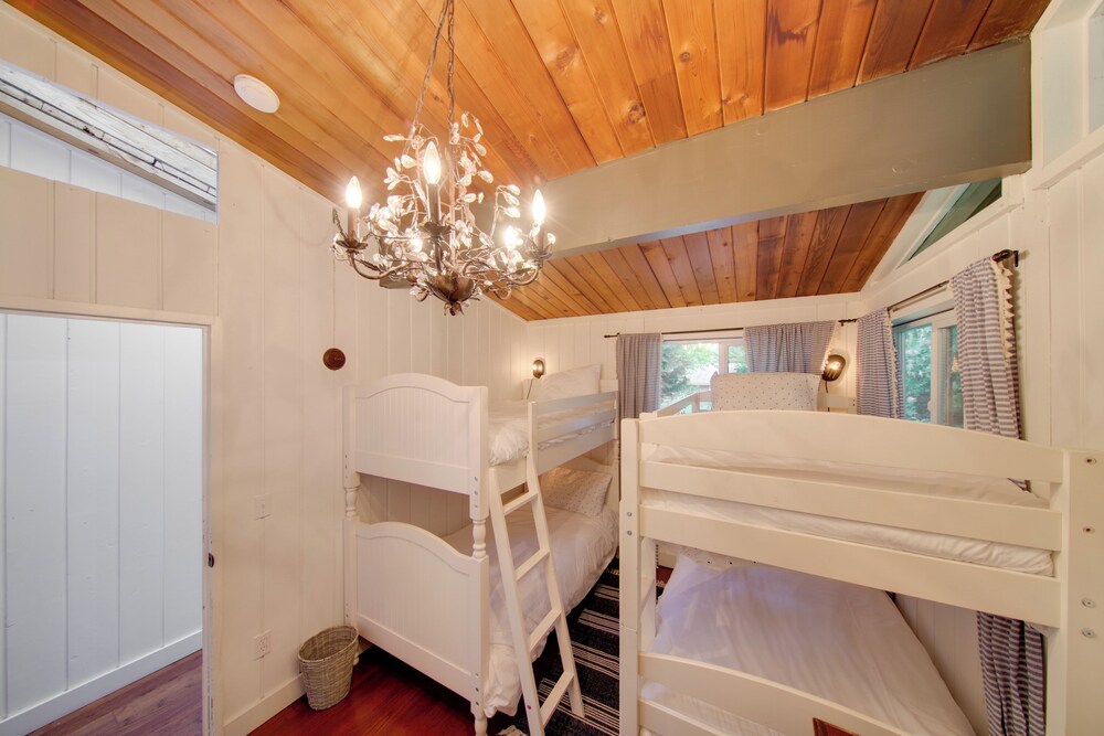 2 Blocks to Puget Sound Beach: Lummi Island Home