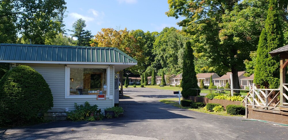 Adirondack Oasis Motel