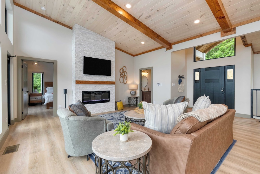 Luxury Group Retreat w/ Indoor Pool, Arcade & 56-mile Views Grand Vista Retreat