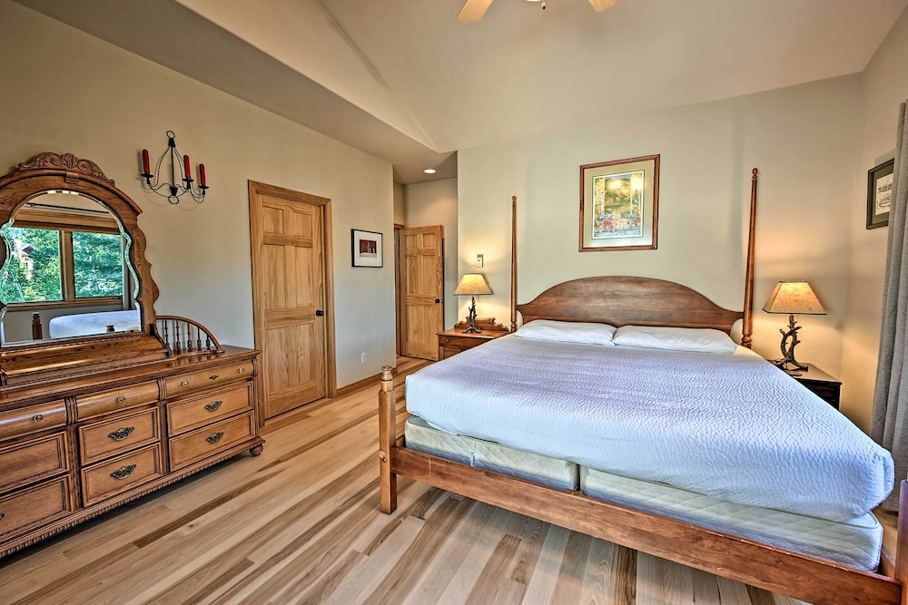 Mountain Home With Decks, Walk to Gondola view 3