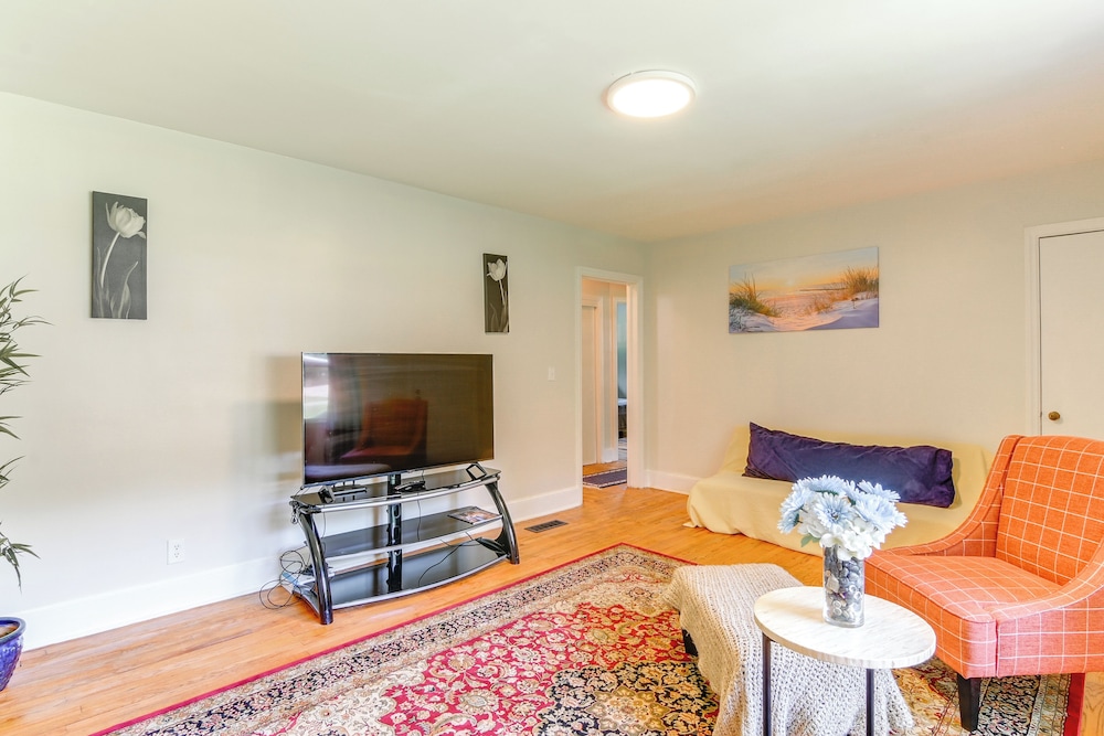 6 Mi to Uptown: Pet-friendly Home in Charlotte
