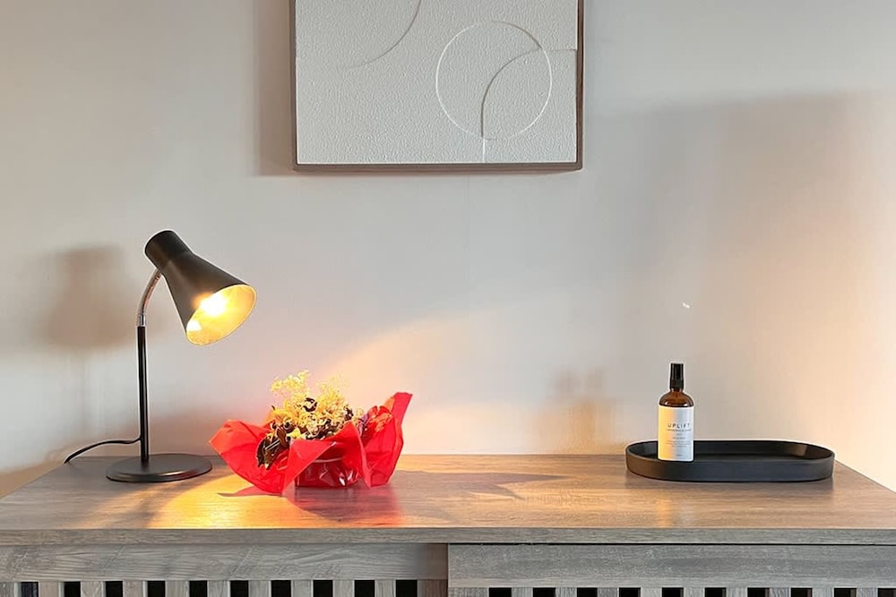 Central Stylish 1 Bedroom With Balcony and Air-con