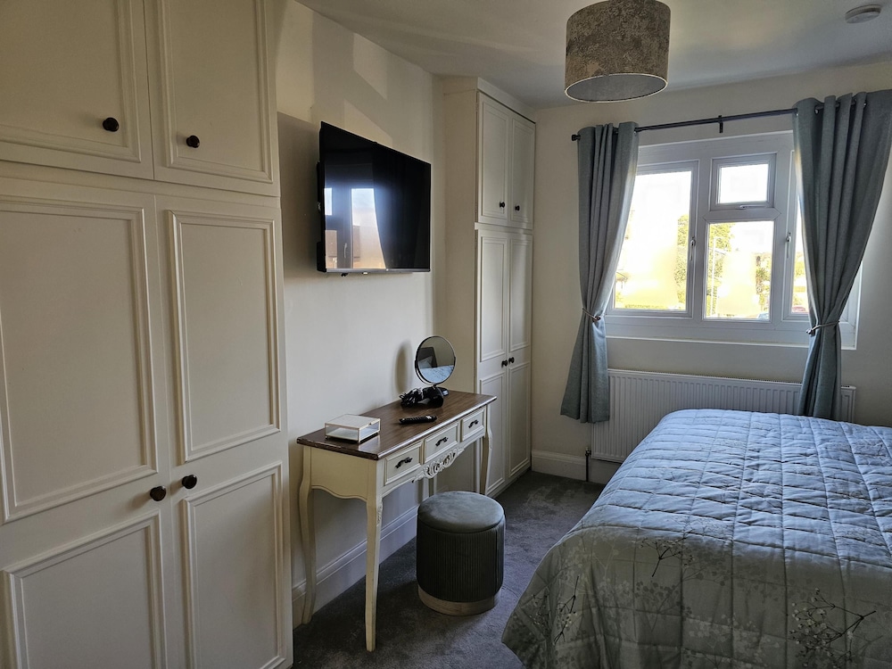 The Sweetbriar Cottage 3 Bedroom House in Leeds view 3
