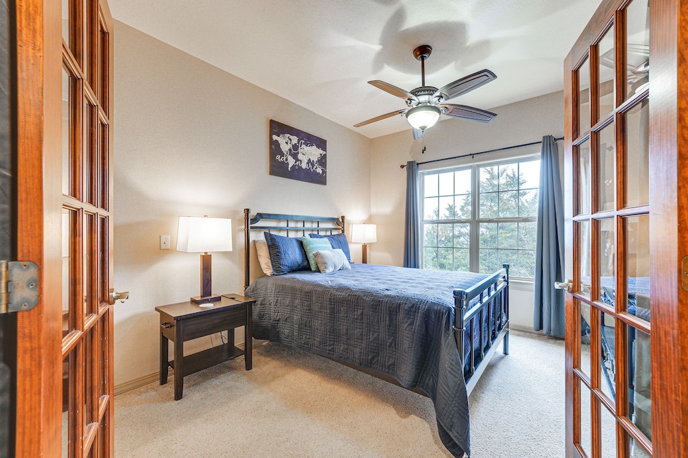 Relax Fireside: Branson West Gem w/ Hot Tub Access