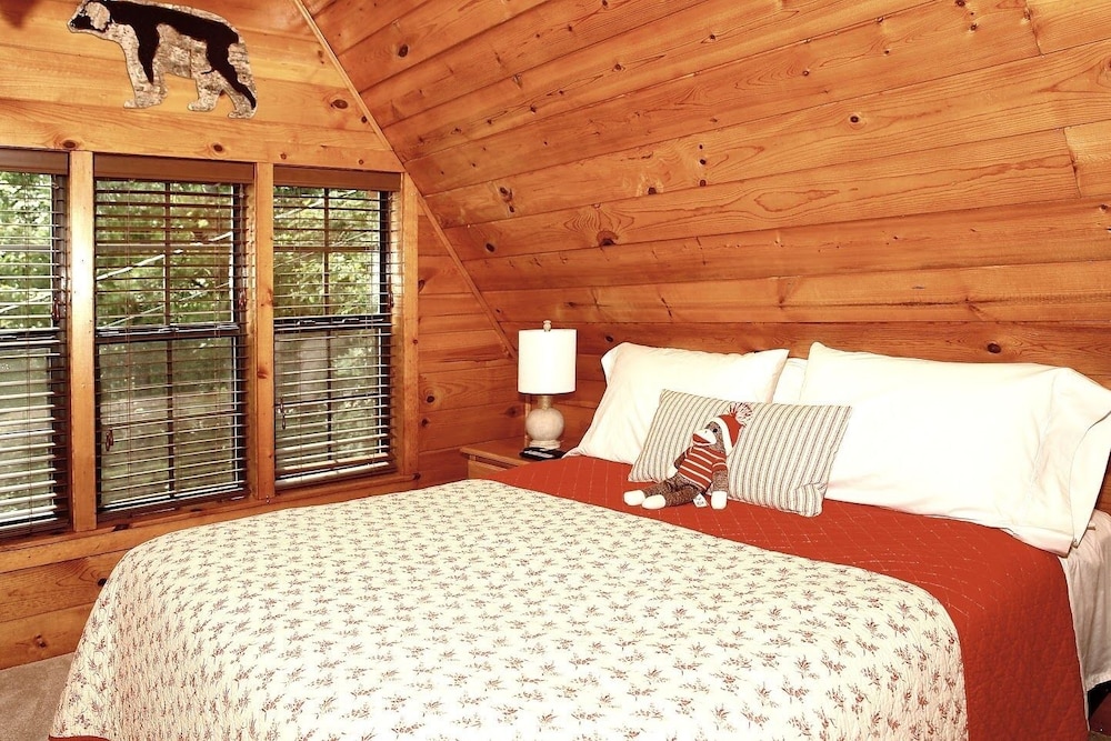 Mountain Laurel - 1 Bedrooms, 1 Baths, Sleeps 4 Cabin by RedAwning