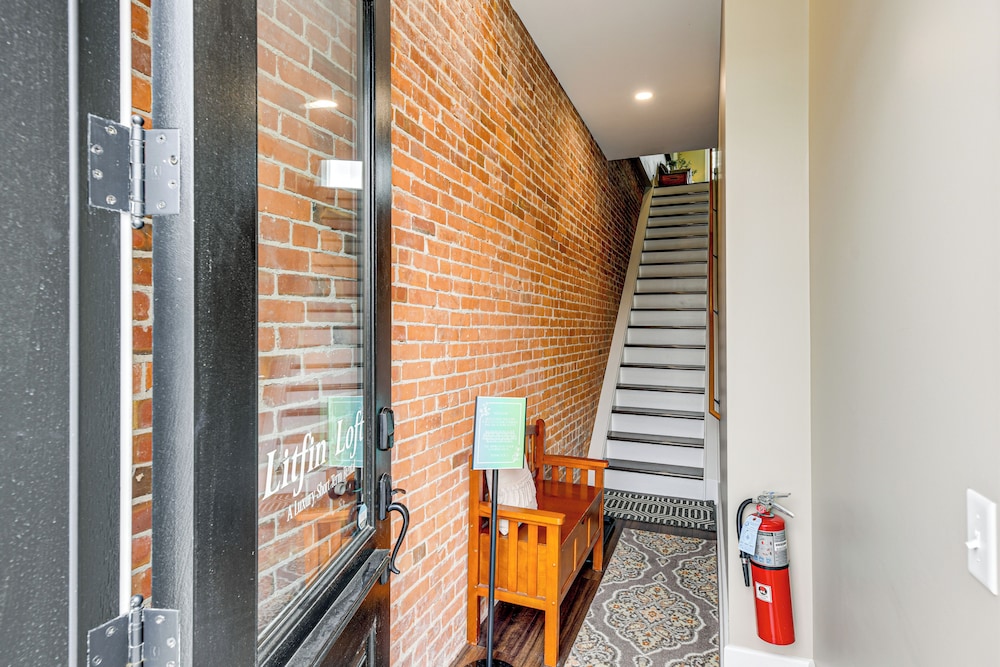 Luxurious 'litfin Loft' - Walk to Main St Akron