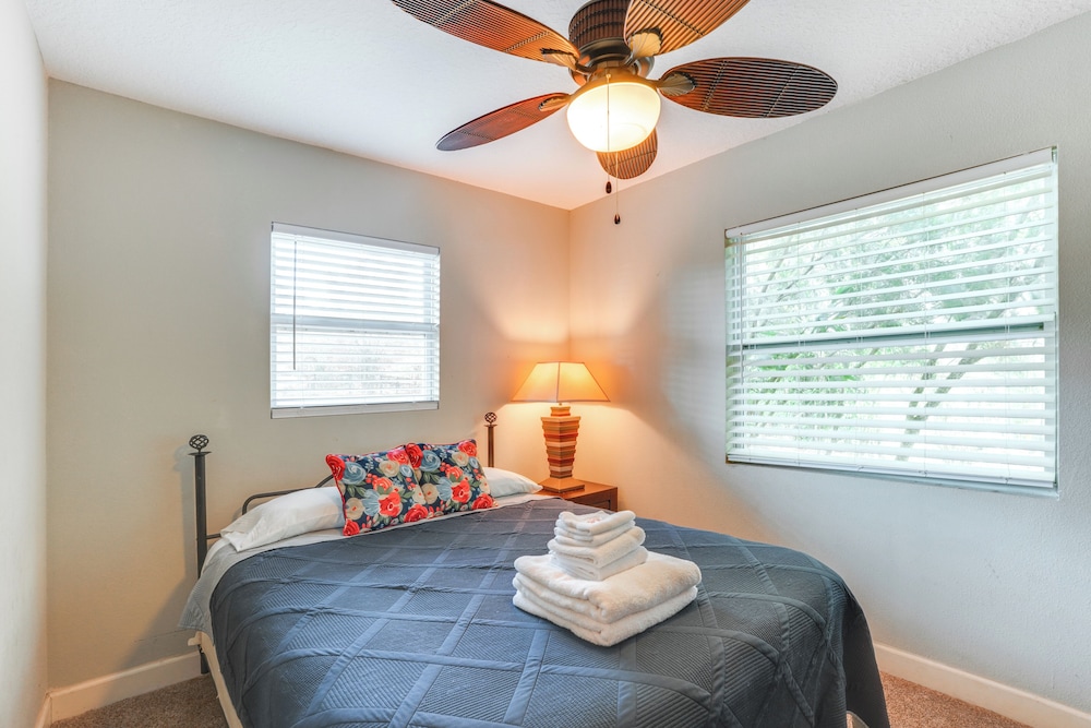 Fish, Swim & More: Lakefront Retreat in Ocklawaha!