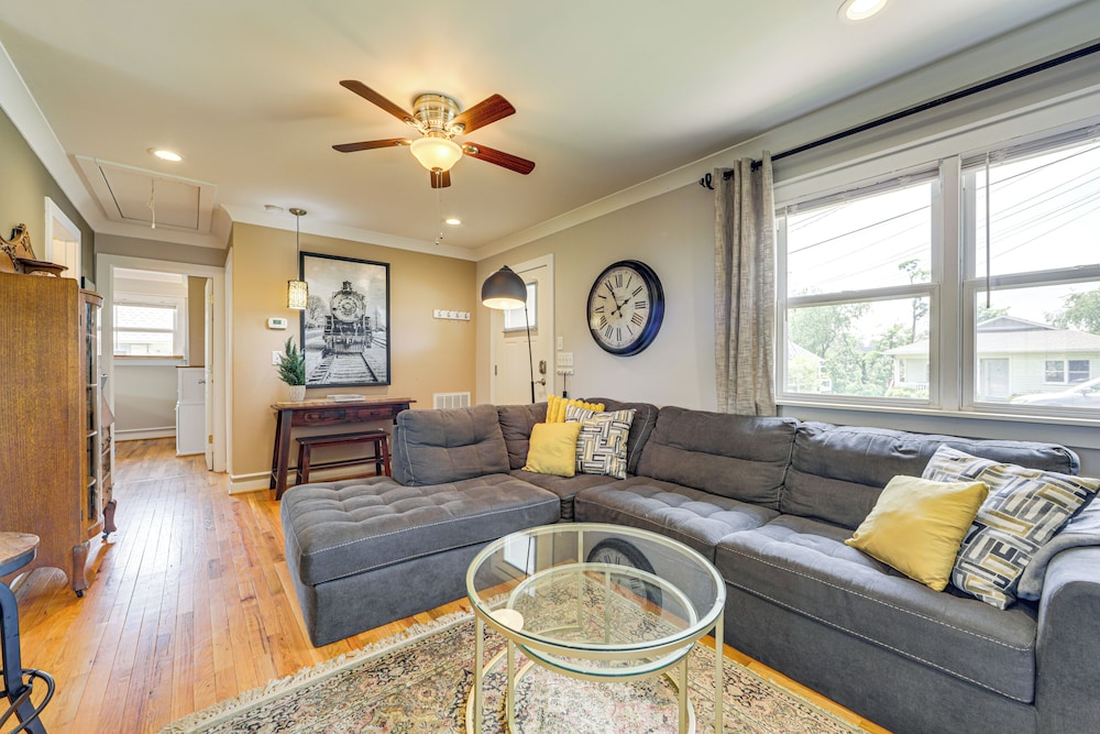 1/2 Mi to River Arts District: Home w/ Deck!